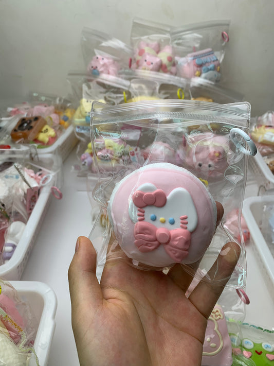 Kitty macaron